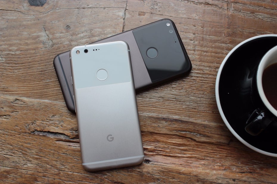 Googles Pixel und Pixel XL von hinten mit dem markanten Glaselement (Foto: t3n)