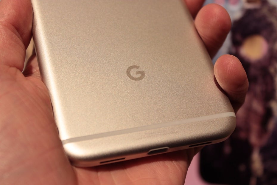 Die Rückseite der Pixel-Geräte ziert ein großes „G“. (Foto: t3n)