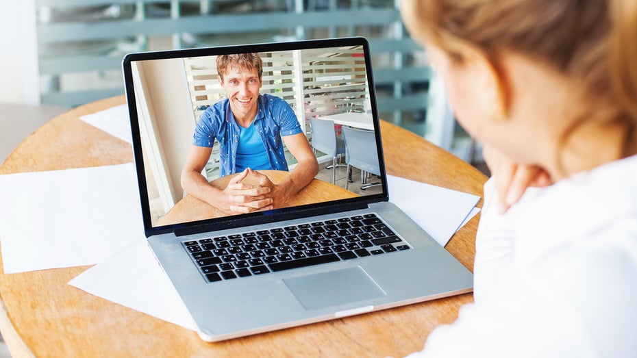 Wenn die Webcam unbeabsichtigt läuft, ist man in Gottes Hand ;-) (Foto: Shutterstock) Lücken im Safari-Browser ermöglichten Fernzugriff auf Webcam und Mikro