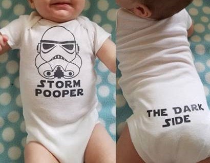 Das dürfte der wohl coolste Body für Säuglinge sein. (Foto: Etsy / MidwestMotherDesigns)