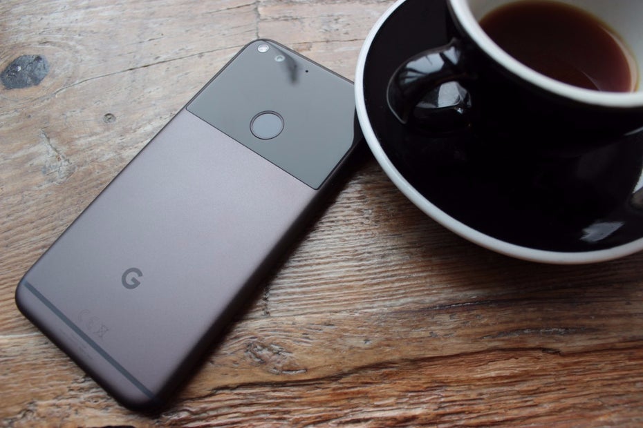 Das Pixel XL ist eines der ersten Smartphones, das mit Android 7.1 ab Werk ausgeliefert wird. (Foto: t3n)