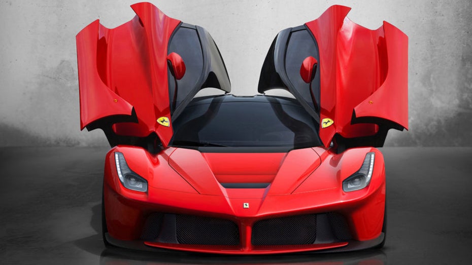 Ferrari baut legendäre Sportwagen und stellt neuerdings auch Modekollektionen her. (Foto: Ferrari) Apples Ex-Chefdesigner Jony Ive arbeitet nun auch für Ferrari