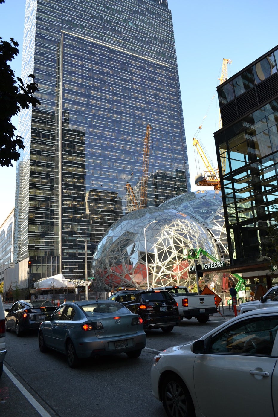 Im Hintergrund der Amazon Tower II. (Foto: Jochen G. Fuchs)