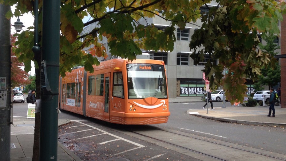 Amazon ist aktuell mit 13 Gebäuden in der Innenstadt von Seattle vertreten – und doch fast unsichtbar. Eines der wenigen sichtbaren Anzeichen für Amazons Präsenz in Seattle: Die Amazon-Straßenbahn. (Foto: Jochen G. Fuchs)