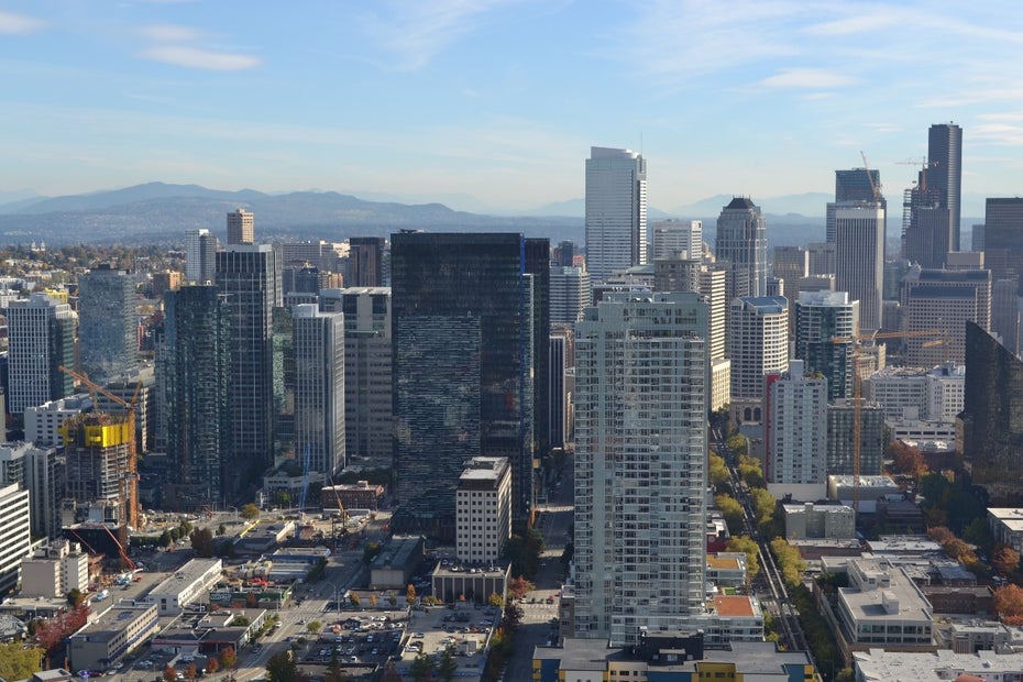 Ein Amazon Tower mitten in der Großstadt Seattle –schwarzes Gebäude, mittig. (Foto: Jochen G. Fuchs)