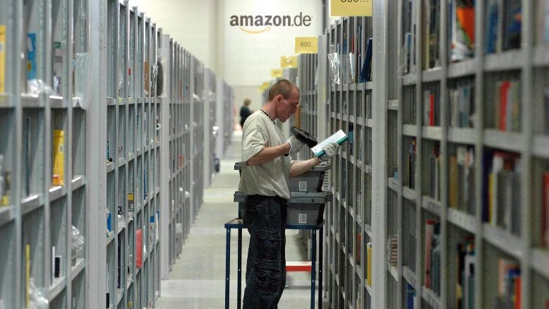 Big Brother: Schon bald könnte Amazon seine Mitarbeiter in der Logistik mit Wearables unterstützen und überwachen. (Foto: Amazon) Jeff Bezos is watching you: Amazon patentiert Armband zur Überwachung von Mitarbeitern