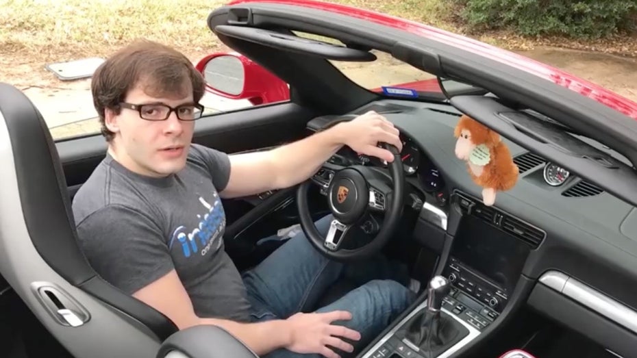 (Screenshot: Youtube/t3n) Dieser Typ hat „Doom“ auf seinem Porsche 911 installiert