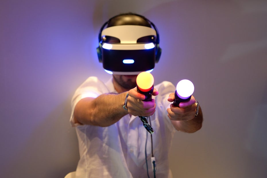 Nutzer von Playstation VR mit Controllern