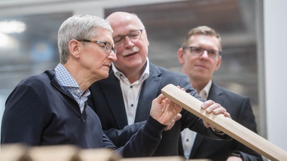 „Ich liebe das!“: Apple-Chef Tim Cook begeistert von deutscher Tischlerkunst