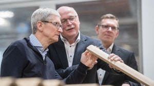 „Ich liebe das!”: Apple-Chef Tim Cook begeistert von deutscher Tischlerkunst