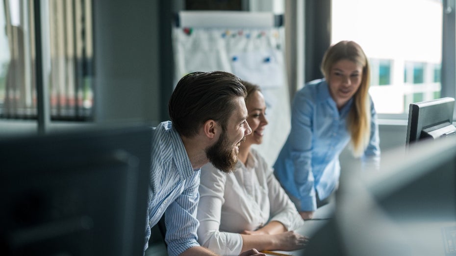(Shutterstock / bbernard) Eine Frau tauscht mit ihrem Kollegen die E-Mail-Signatur – und erlebt die produktivsten Wochen seit langem