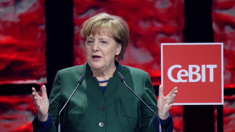 Merkel zeigt sich vom langsamen Tempo der Digitalisierung genervt