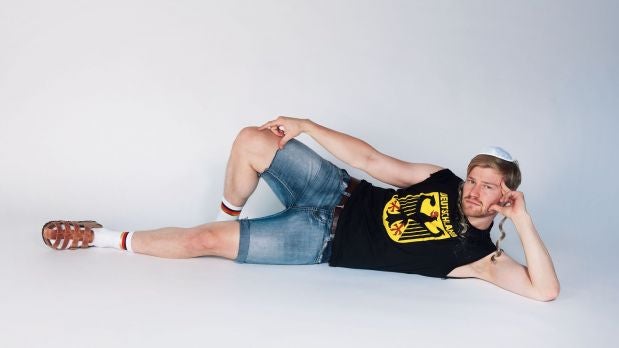 Satiriker Shahak Shapira im Interview: „Die Werbebranche respektiert dich nur, wenn du zu viel arbeitest“ Satiriker Shahak Shapira im Interview: „Die Werbebranche respektiert dich nur, wenn du zu viel arbeitest“