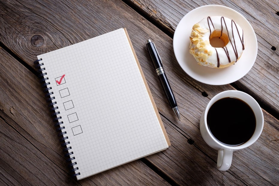 Die Gründung einer GmbH lässt sich in weniger als acht Tagen abschließen. (Foto: <a href="https://www.shutterstock.com/image-photo/book-blank-checklist-coffee-donuts-on-528818221">Shutterstock</a>)