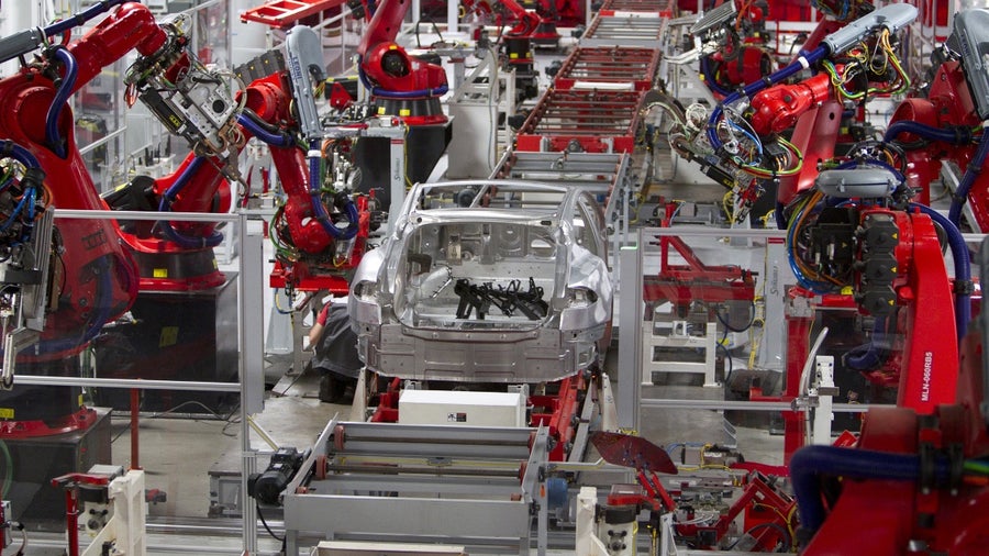 Trotz Schließung wegen Corona-Krise: Musk ruft Mitarbeiter in Tesla-Fabrik Trotz Schließung wegen Corona-Krise: Musk ruft Mitarbeiter in Tesla-Fabrik