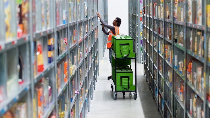 Amazon Fresh will irgendwann in ganz Deutschland Lebensmittel liefern. (Foto: Monika Skolimowska / dpa) Amazon Fresh will in Zukunft deutschlandweit frische Lebensmittel liefern