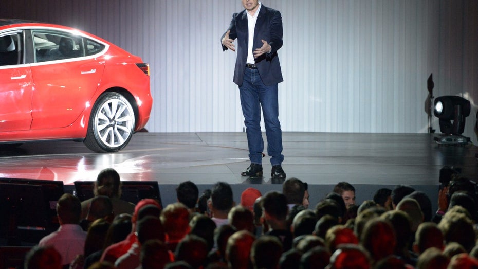 Model 3: Elon Musk schickt günstigeren Tesla mit Rockstar-Show ins Rennen