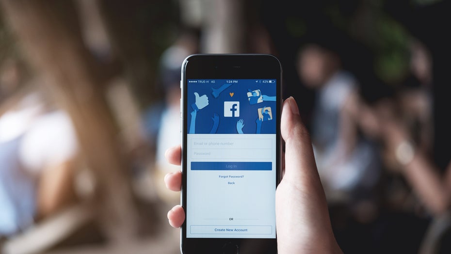 Facebook am Smartphone. (Foto: Shutterstock/Natee Meepian) Alle Facebook-Apps entfernen? So geht‘s mit nur ein paar Klicks