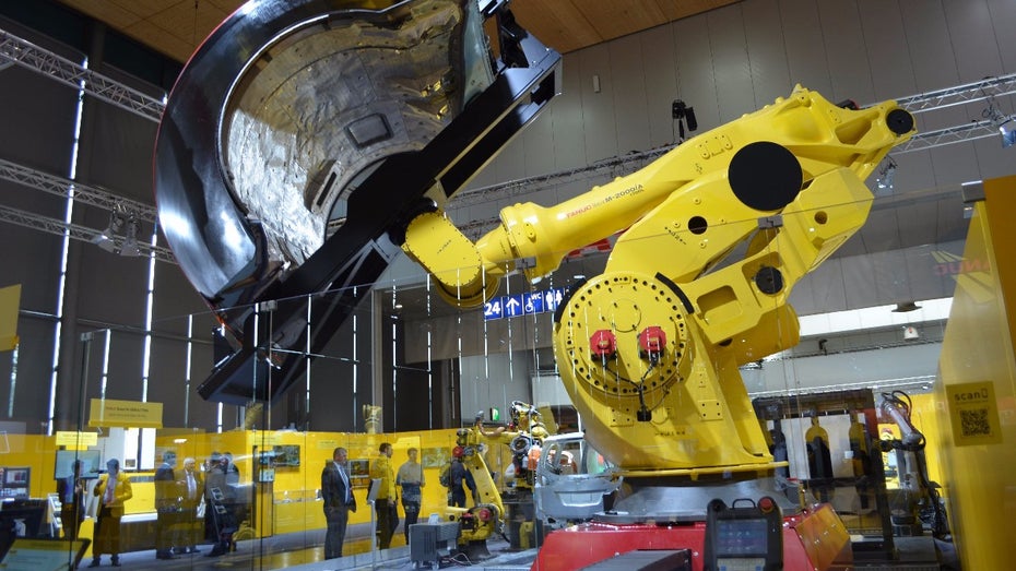 Produktion und Anlagenbau funktionieren im Rahmen von Industrie 4.0 vor allem dann, wenn sich IT'ler und Vertreter der klassischen Fertigung an einen Tisch setzen. (Foto: dpa) Industrie 4.0: Wie können sich Konzerne fit machen für die neuen Herausforderungen?