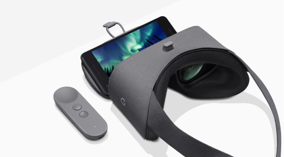 Googles Daydream View wurde 2016 zusammen mit den ersten Pixel-Phones angekündigt. (Bild: Google)