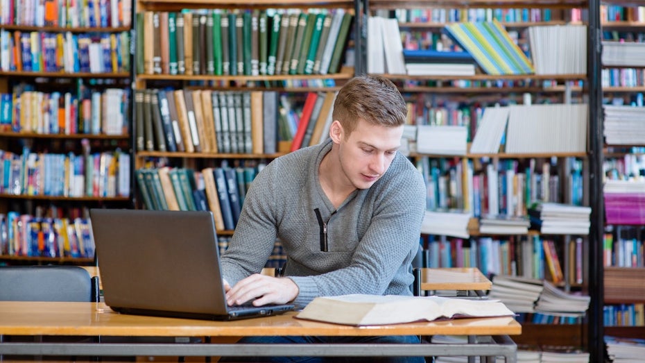 (Foto: Adobe Stock/Ermolaev Alexandr) Reich, aber unsexy: Trotz guter Bezahlung sinkt das Interesse am Informatik-Studium