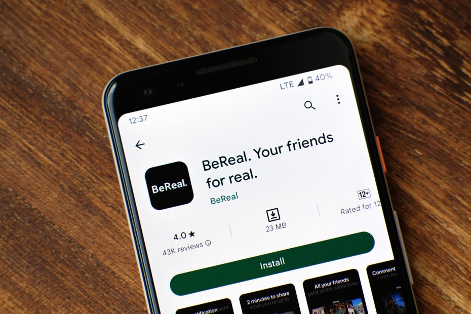 Logo der BeReal-App im Google-Play-Store auf einem Android-Smartphone.
