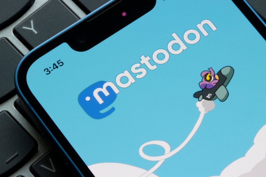 Das Mastodon-Logo ist auf einem Smartphone-Bildschirm zu sehen.