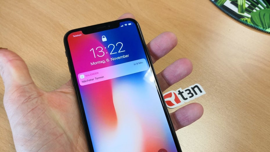 Das iPhone X hat einen smarten Privatsphäre-Modus – nur der Besitzer kann weitere Informationen auf dem Lockscreen ablesen. (Foto: t3n.de)