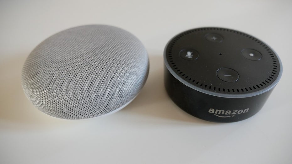 Google Home Mini und Amazon Echo Dot im Größenvergleich. (Foto: t3n)
