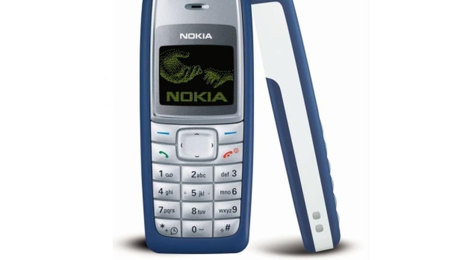 2. Der 2005 vorgestellte Nachfolger des 1100, das Nokia 1110, soll sich mit 250 Millionen Einheiten genauso gut verkauft haben wie der Vorgänger. Eine Besonderheit war das Schwarz-Weiß-Display, das Inhalte invertiert dargestellt hat. (Bild: Nokia)
