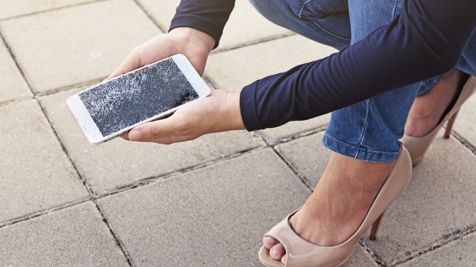 Wie gut sich ein Handy reparieren lässt, sieht man möglicherweise bald schon an der Packung. (Foto: Shutterstock) Verbraucherschützer wollen schnelles Recht auf Reparatur