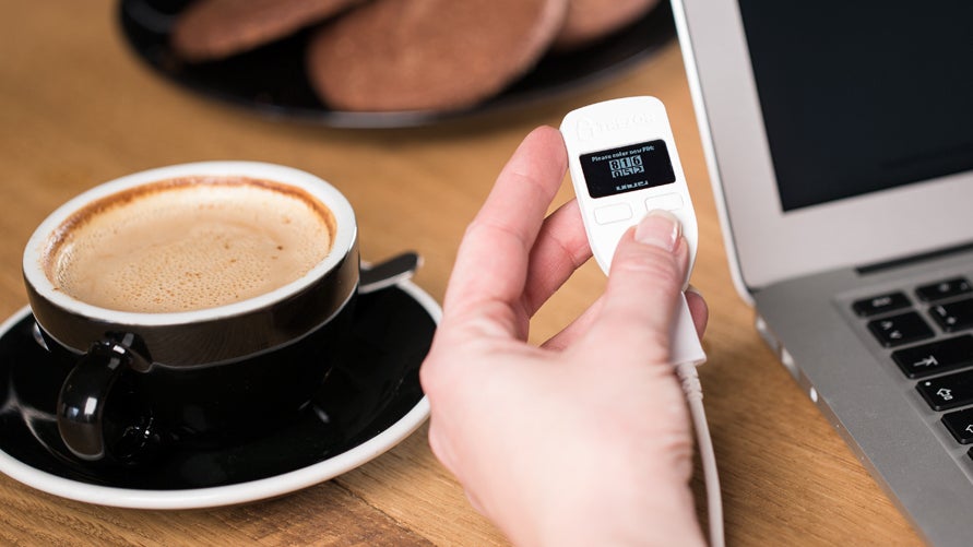 Die Trezor-Wallet verstaut Krypto-Assets sicher auf Hardwarebasis. Auf den Seed muss man aufpassen. (Foto: Trezor) Hacker attackieren Mailchimp, um Kryptobesitzer auszunehmen