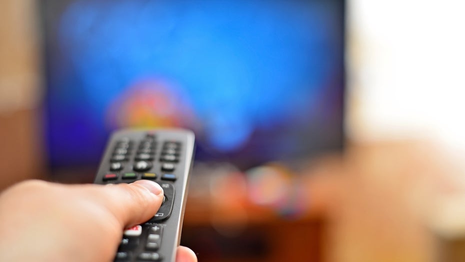 Der Fernseher bleibt wohl vorerst im Wohnzimmer. Aber für was wird er genutzt? (Bild: Shutterstock) So verändert sich die Mediennutzung in Deutschland – Flucht in virtuelle Welten?