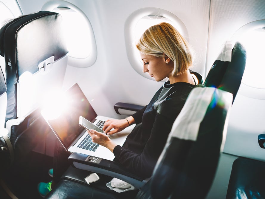 Flugzeug Gadgets – Die Top 18 Must-Haves für entspanntes Reisen ✈️