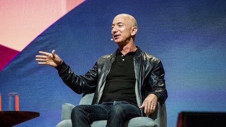 Der leere Stuhl: Jeff Bezos' ungewöhnliche Meeting-Tradition bei Amazon