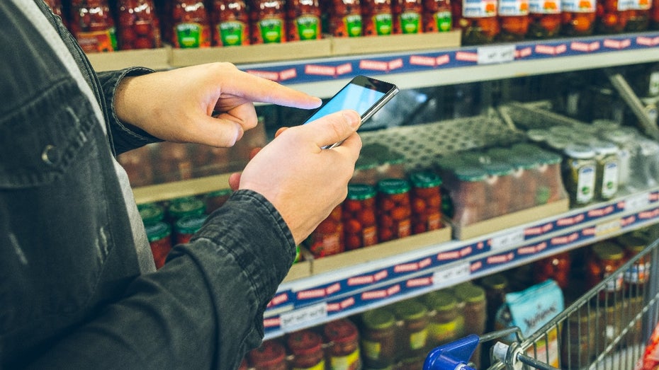 (Foto: Vera Petrunina / Shutterstock) Ortung im Supermarkt: Wie Händler Smartphones für Werbung nutzen