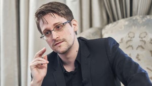Edward Snowden: „Facebook ist eine Überwachungsfirma getarnt als soziales Netzwerk”