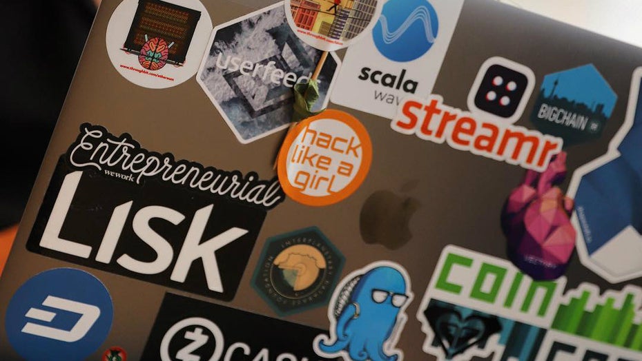 Laptop mit Lisk-Aufkleber. (Foto: Lisk) Lisk auf der Überholspur: Blockchain-Programmierung ganz einfach