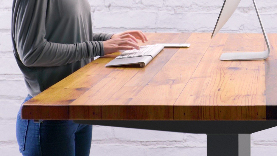 Höhenverstellbare Schreibtische liegen im Trend. (Foto: Uplift Desk) 12 höhenverstellbare Schreibtische für Büro und Homeoffice im Vergleich
