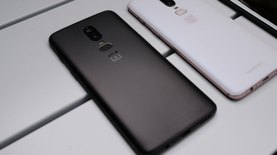 Mattes Glas: Das Oneplus 6 in Midnight Black und Silk White sind echte Hingucker. (Foto: t3n.de)