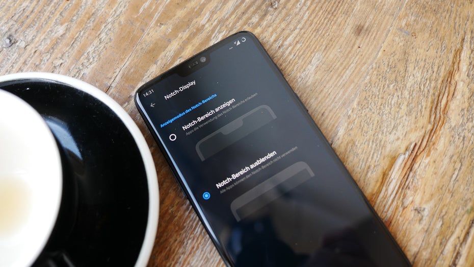 In den Software-Einstellungen lässt sich die Notch des Oneplus 6 abdunkeln. (Foto: t3n.de)