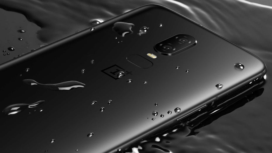 Oneplus 6: Nichts fürs Vollbad, aber ein umgeschüttetes Wasserglas soll dem Gerät nichts anhaben können. (Bild: Oneplus)