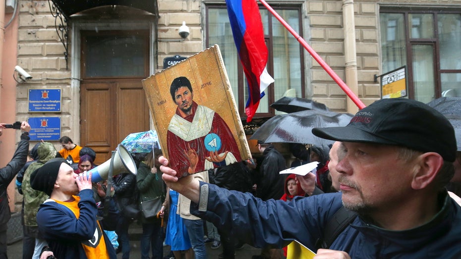 Telegram-Gründer Pawel Durow als Ikonenbild bei einer Demonstration gegen die Messenger-Blockade in Russland. (Foto: dpa) Telegram: Russland gibt die erfolglose Blockade des Messengers auf