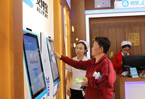 Ein Anwohner bezahlt seine Medizin mit Alipay in einer Apotheke. Ein „Future Drugstore“, ein Prestigeprojekt von Alipay. (Foto: dpa)