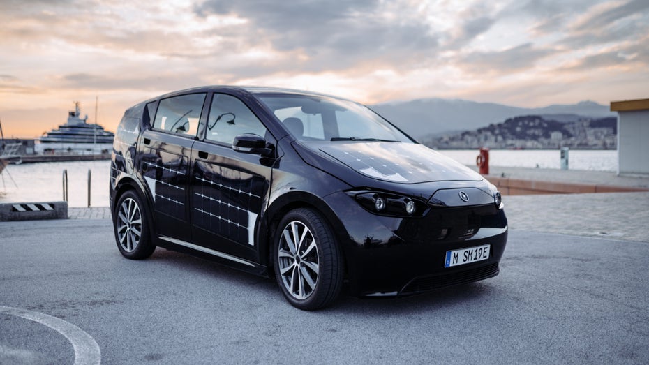 E-Autos mit Solarmodulen: Sinnvolles Feature oder Marketing-Gag? E-Autos mit Solarmodulen: Sinnvolles Feature oder Marketing-Gag?