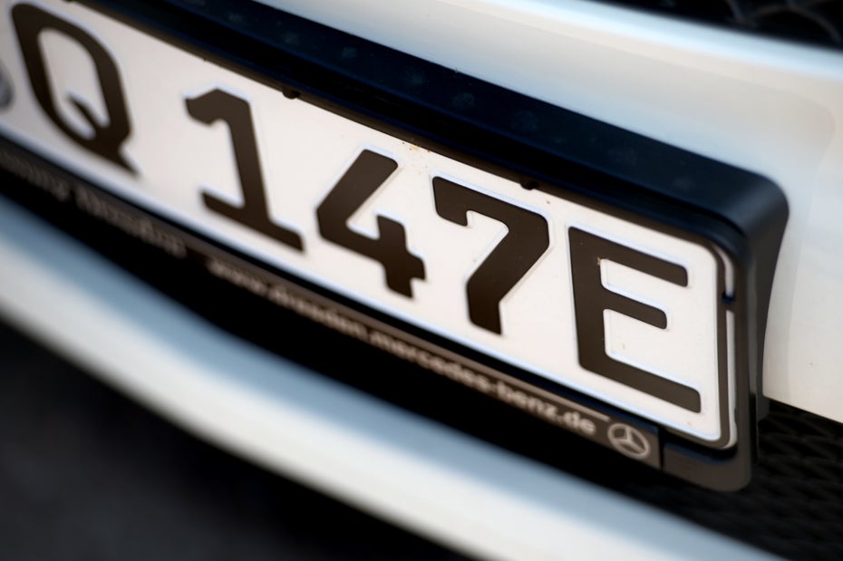 Elektroautos und Hybride besitzen Kennzeichen mit einem „E“ am Ende. Foto: dpa)