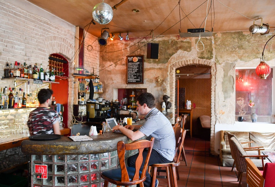 Ein Gast in der Bitcoin-Kneipe Room 77 in Berlin. Ein Gast in der Bitcoin-Kneipe Room 77 in Berlin.