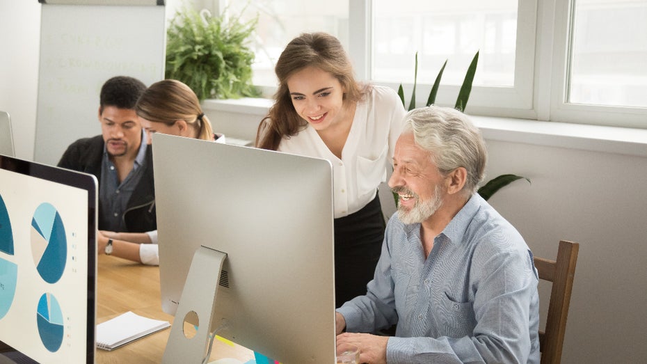 Reverse Mentoring: So machst du junge Mitarbeiter zu Mentoren älterer Kollegen Reverse Mentoring: So machst du junge Mitarbeiter zu Mentoren älterer Kollegen