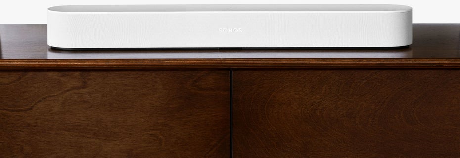 Die Sonos Beam ist um einige kompakter als die Playbar – und hat Alexa an Bord. (Bild: Sonos)