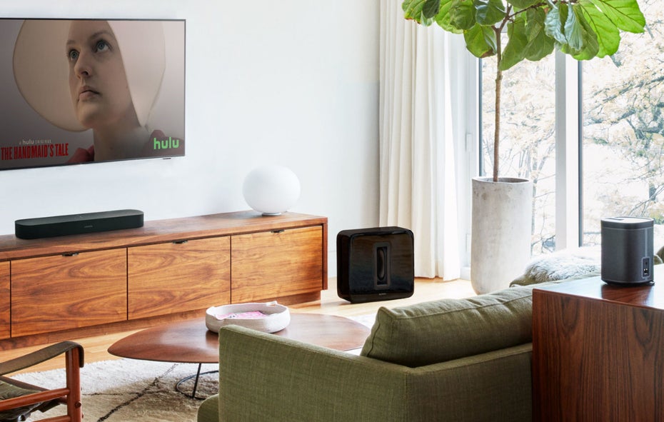 Mit der Sonos Beam könnt ihr auch Amazons Fire TV (Stick) per Sprache steuern. (Bild: Sonos)